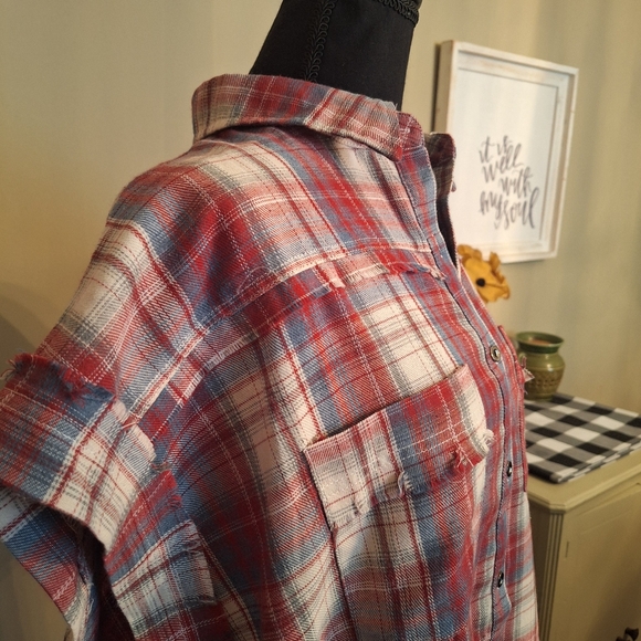 NWT Easel flannel distressed fringe asymmetrical Soft Red White Blue Size M - Picture 6 of 16